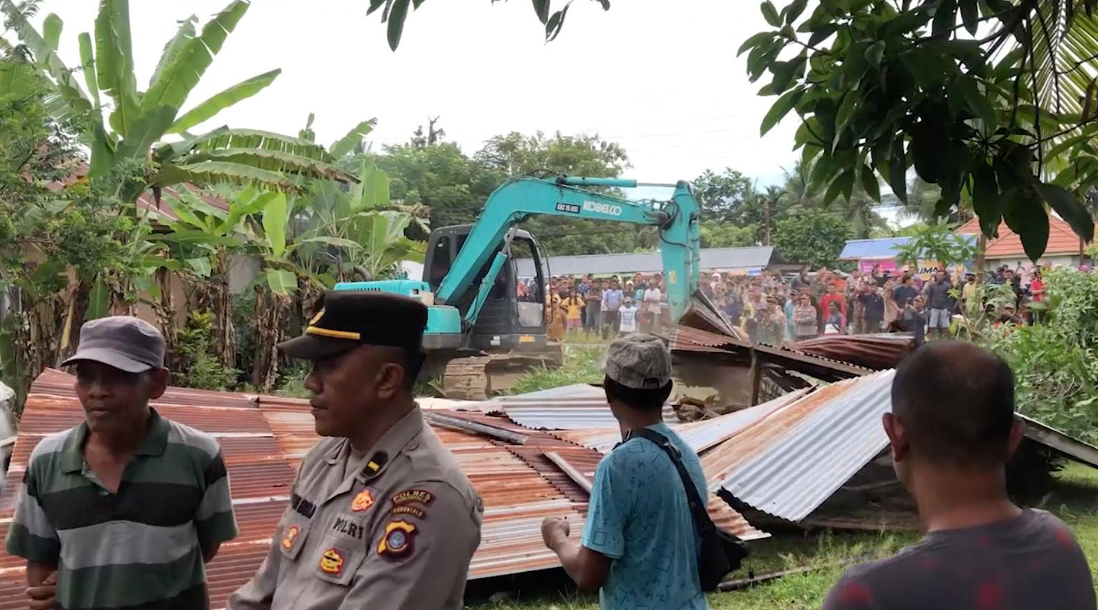 meskipun sempat memanas, proses eksekusi akhirnya tetap berlangsung dengan pengawalan ketat dari aparat kepolisian. Situasi berhasil dikendalikan dan eksekusi berlangsung dalam kondisi aman dan kondusif.