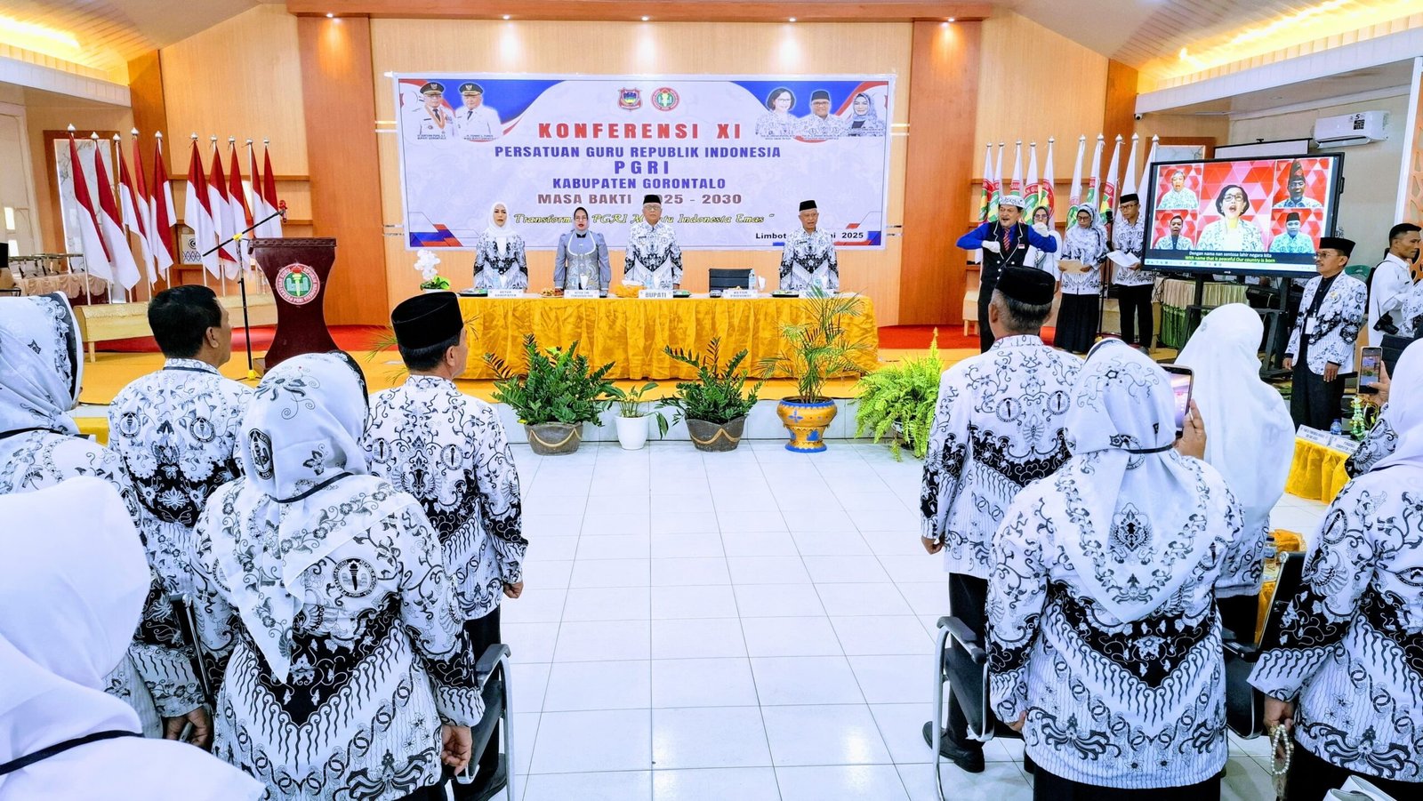 Bupati Sofyan Puhi Buka Secara Resmi Konferensi XI PGRI Kabupaten Gorontalo Masa Bakti 2025–2030

