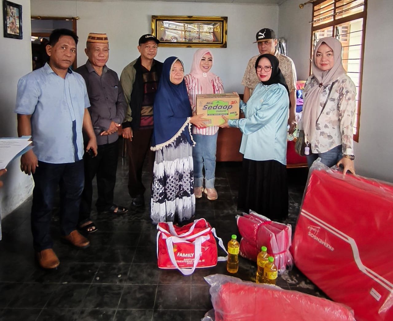 Maryam Soyan Puhi Salurkan Bantuan untuk Korban Angin Puting Beliung di Desa Dulohupa