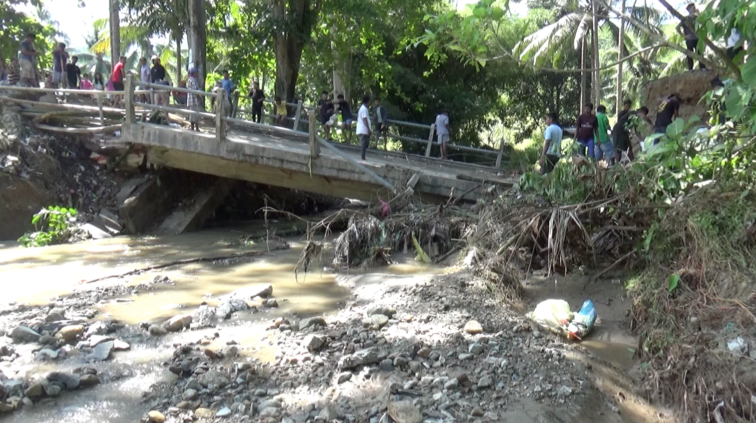 Jembatan Penghubung Desa Tuladenggi dan Ulapato B Ambruk Diterjang Arus Deras Sungai