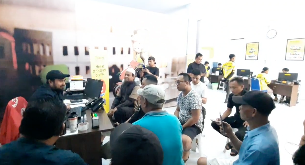Puluhan Driver Maxim Gorontalo Geruduk Kantor Pelayanan, Protes Kebijakan Baru yang Dinilai Merugikan