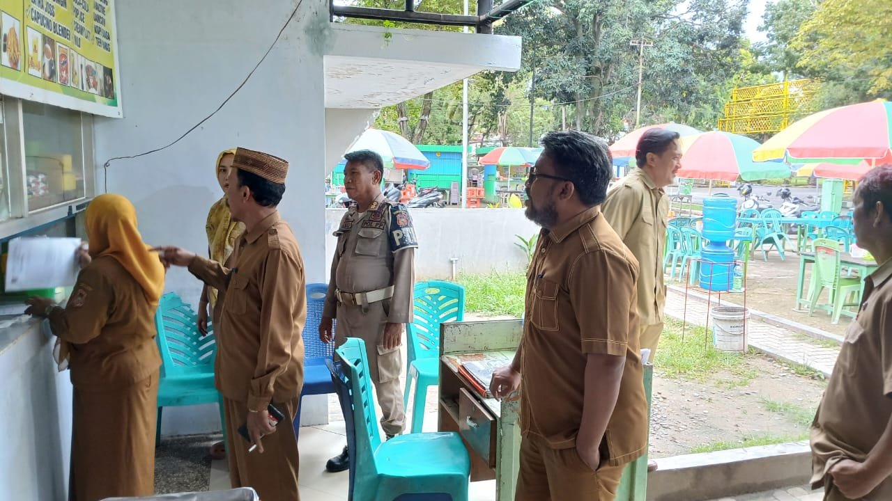 Disporapar Kabupaten Gorontalo Segel Delapan Lapak di Food Court Akibat Tunggakan