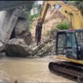 Jembatan Pulubala Mulai Dikerjakan, Alat Berat Diterjunkan Bongkar Sisa Material
