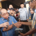 Wali Kota Gorontalo Serahkan Dana Talangan Rp61 Juta untuk Pekerja Proyek Mie Gacoan