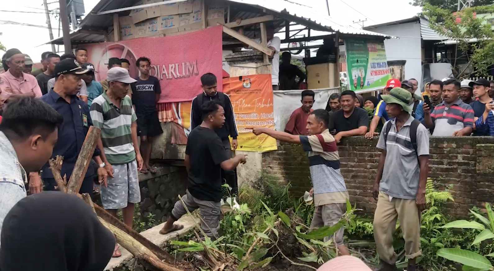 Eksekusi Rumah di Dungaliyo Nyaris Ricuh, Keluarga Tergugat Pertanyakan Kejanggalan Putusan Pengadilan