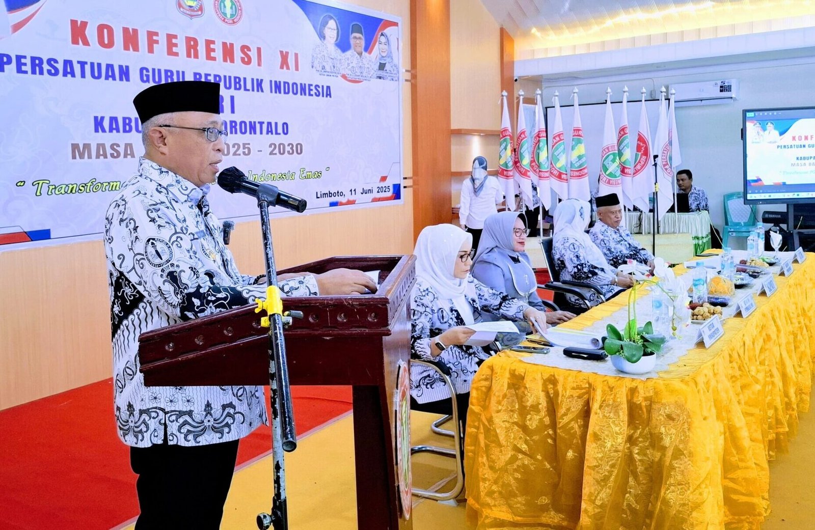 Bupati Sofyan Puhi Buka Secara Resmi Konferensi XI PGRI Kabupaten Gorontalo Masa Bakti 2025–2030