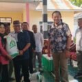 Dampingi Gubernur Gusnar, Bupati Sofyan Serahkan Bantuan CPP di Kelurahan Kayubulan dan Desa Daenaa