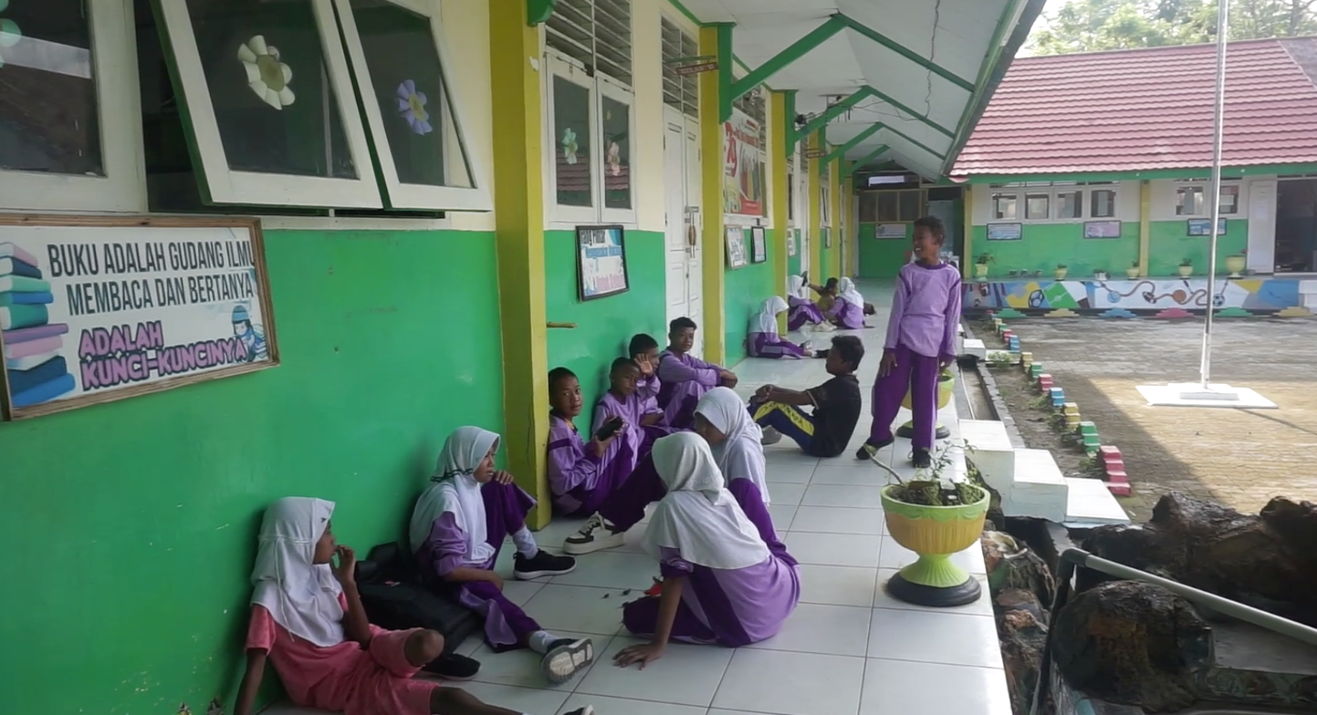Keterbatasan Ruang Kelas, Siswa SDN 10 Tilamuta Belajar di Perpustakaan dan UKS