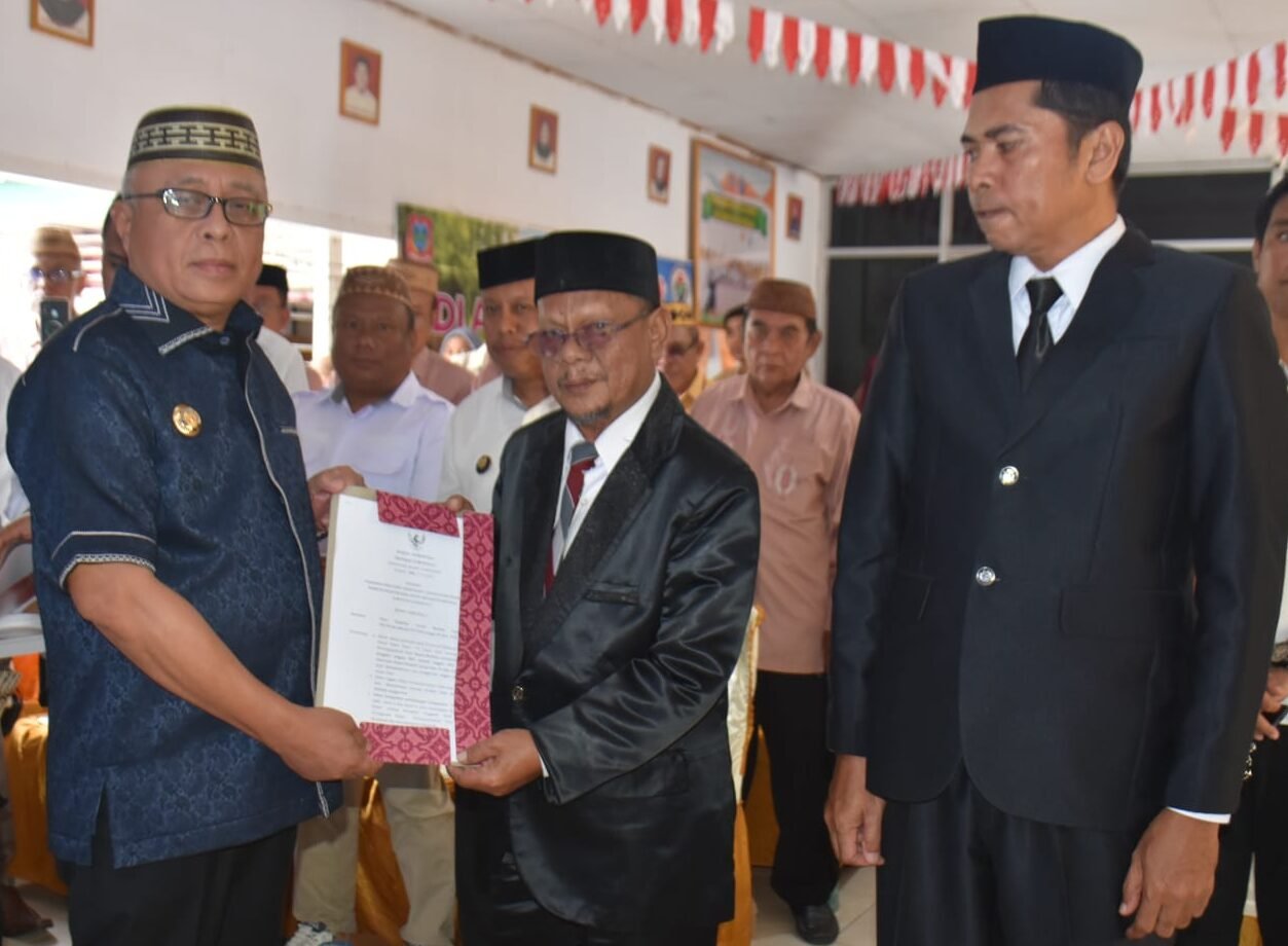 Bupati Sofyan Lantik PAW Anggota BPD Desa Bua dan Huntu