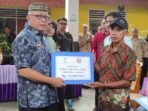 Bupati Gorontalo Serahkan Bantuan Bahan Bangunan Rumah untuk Korban Puting Beliung di Kabupaten Gorontalo