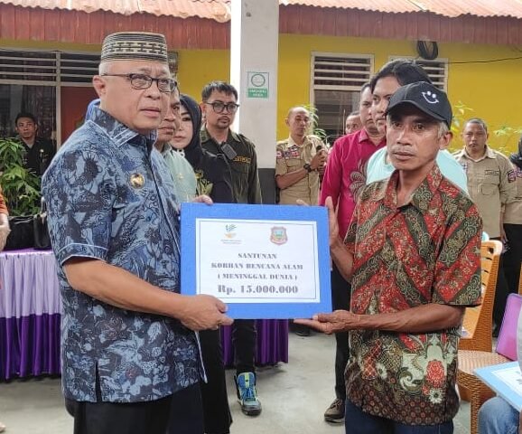 Bupati Gorontalo Serahkan Bantuan Bahan Bangunan Rumah untuk Korban Puting Beliung di Kabupaten Gorontalo